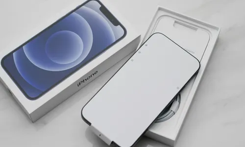 新品用のiPhoneと、箱・付属品・画面の白い厚紙がフルセットで並んでいるイメージ画像