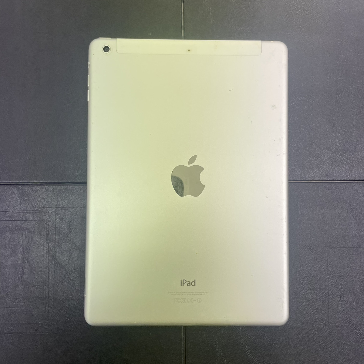 iPad Air シルバー　64GB Apple ー　【宮古店】