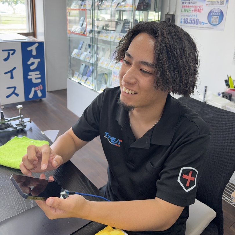 イケモバ店頭でiPhoneの状態を確認しているスタッフ